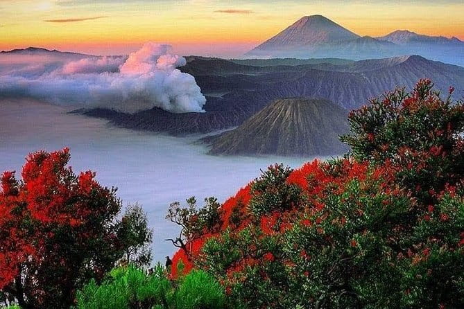 Munduk: Twin Lake Jungle Hike, Ulun Danu Temple, & Waterfall - Lunch, coffee, and the shape of the day