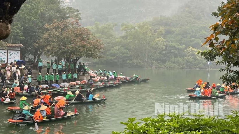 Ninh Binh: Mua Cave Hike, Trang An Boat & Village Bike Tour - Trang An’s rivers, caves, and cliff temples