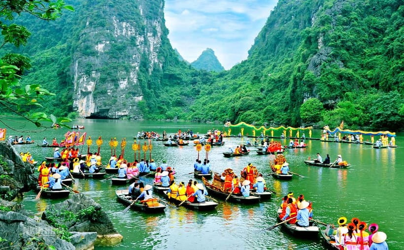 Ninh Binh: Mua Cave Hike, Trang An Boat & Village Bike Tour - Cycling through rice fields to Bich Dong Pagoda