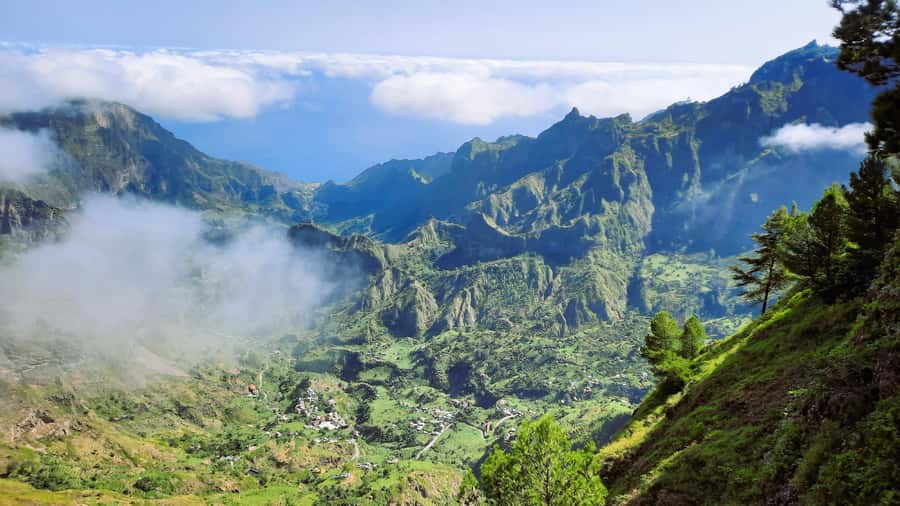 Santo Antão: Hiking Cova Volcano Crater to Ribeira Paúl - A long zigzag descent through Paul Valley