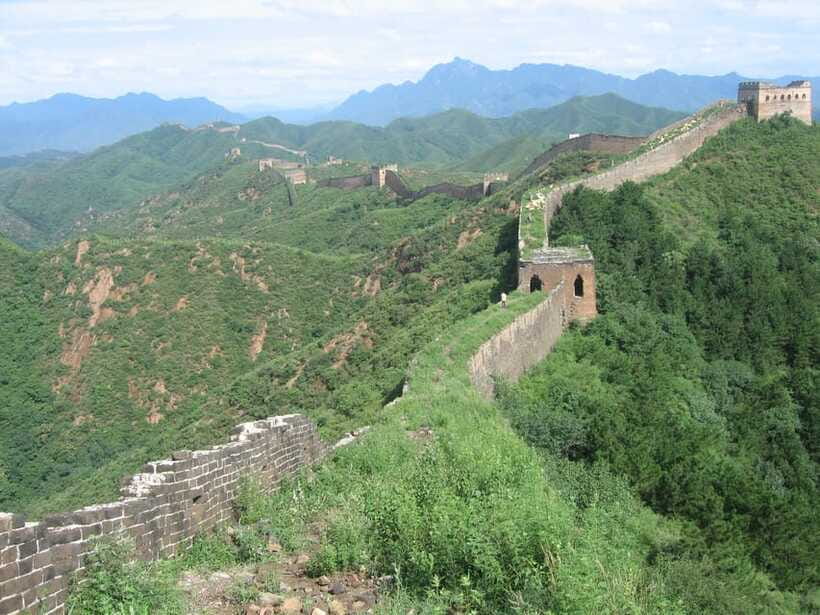 Self-guided challenging hiking from Jinshanling to Gubeikou - Dragon Hill and wild Gubeikou