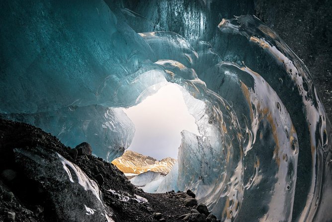 Skaftafell: Blue Ice Cave & Glacier Hike on Vatnajökull - Clothing and boot advice for Icelandic weather