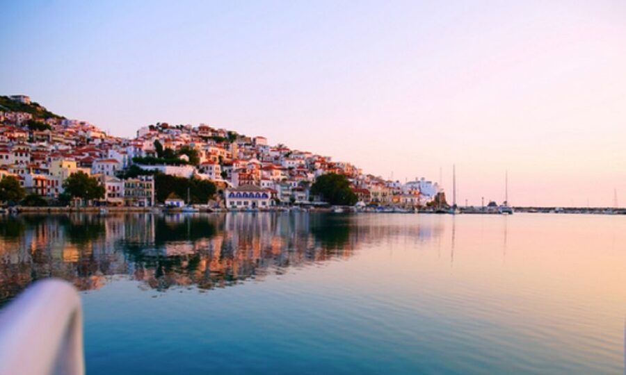 Skopelos Island: Easy Guided Hike - A vineyard and the small Panagitsa chapel