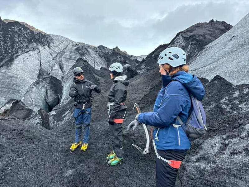 Sólheimajökull Glacier Hike - The 30-minute walk over volcanic ground