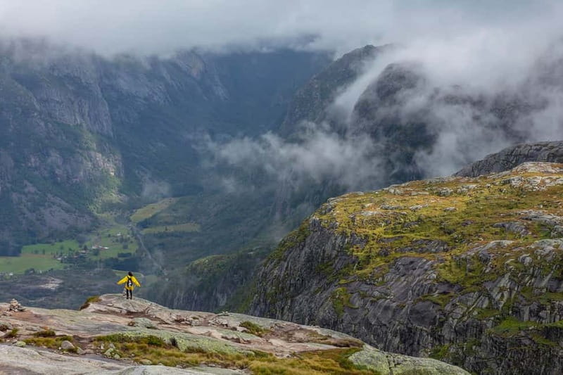 Stavanger: Kjerag Summer Hike with Packed Lunch - Kjeragbolten and the 1,000-meter cliff