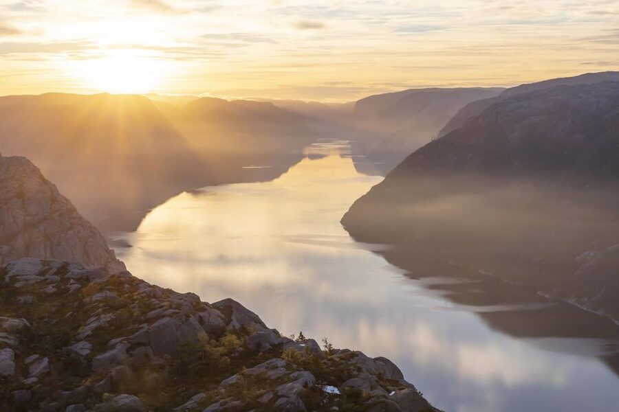 Stavanger: Preikestolen Sunrise Hike with Breakfast Buffet - Setting off in darkness with a small group