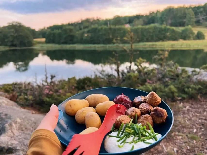 Stockholm: Sunset Hike in Tyresta National Park with Meal - What to bring for a better evening