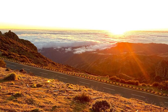 Sunrise Transfer To Pico Do Arieiro, Hike To Pico Ruivo & Return From Teixeira - Who should book this experience?