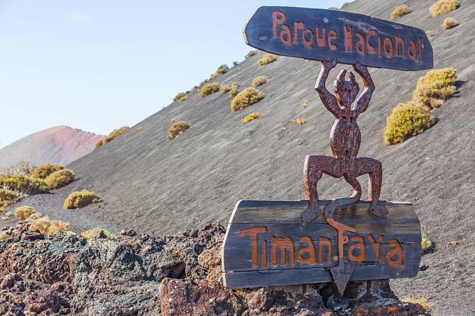 Trekking in the Volcanoes Natural Park in a small group - Key points at a glance
