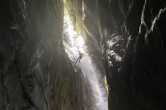 Trekking/rappelling waterfalls in Dominican Republic - The guides and the safety setup