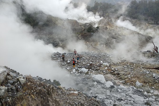 volcano hike and jungle trekking adventure - Practical preparation for a wet volcanic hike