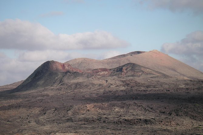 Volcano Hike - Timanfaya eruptions - Jose and Raquel bring the volcanoes to life